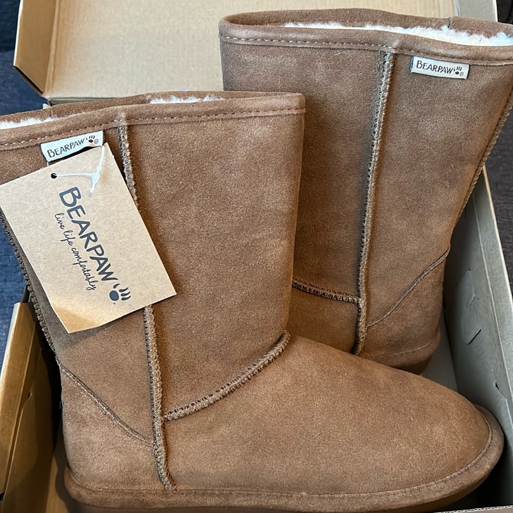 NWT Bearpaw Short Boots